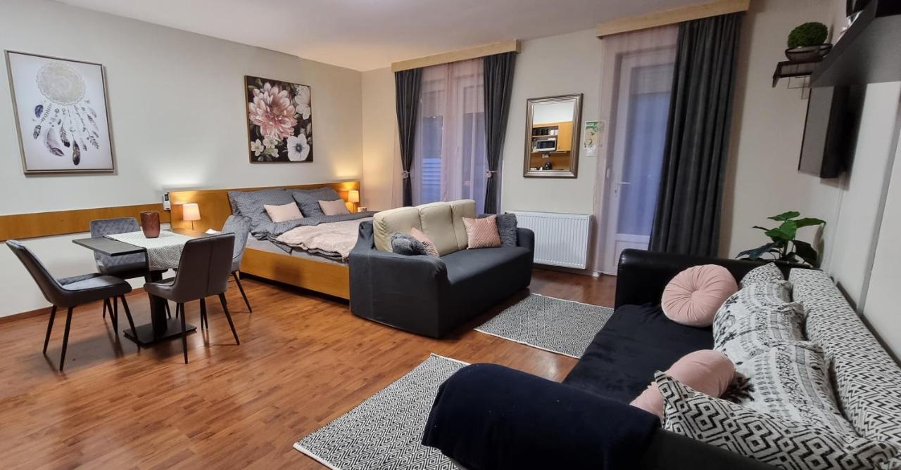 Relax Wellness Studio Hajduszoboszlo Apartment Bagian luar foto