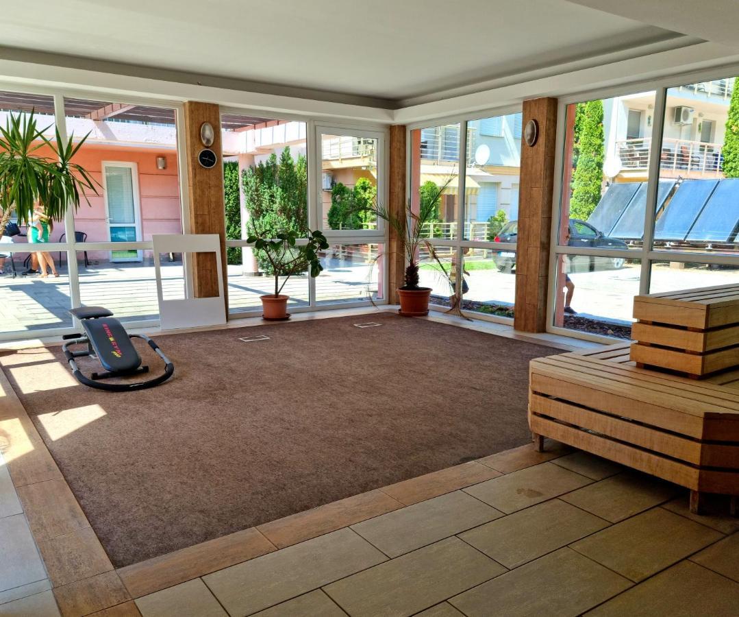 Relax Wellness Studio Hajduszoboszlo Apartment Bagian luar foto
