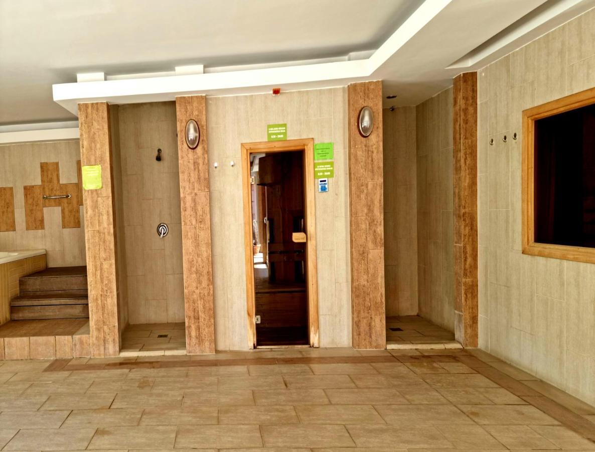 Relax Wellness Studio Hajduszoboszlo Apartment Bagian luar foto