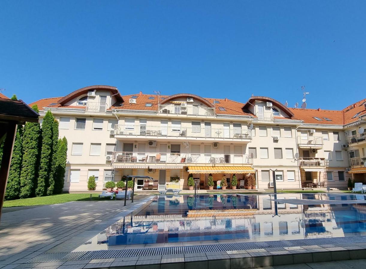 Relax Wellness Studio Hajduszoboszlo Apartment Bagian luar foto