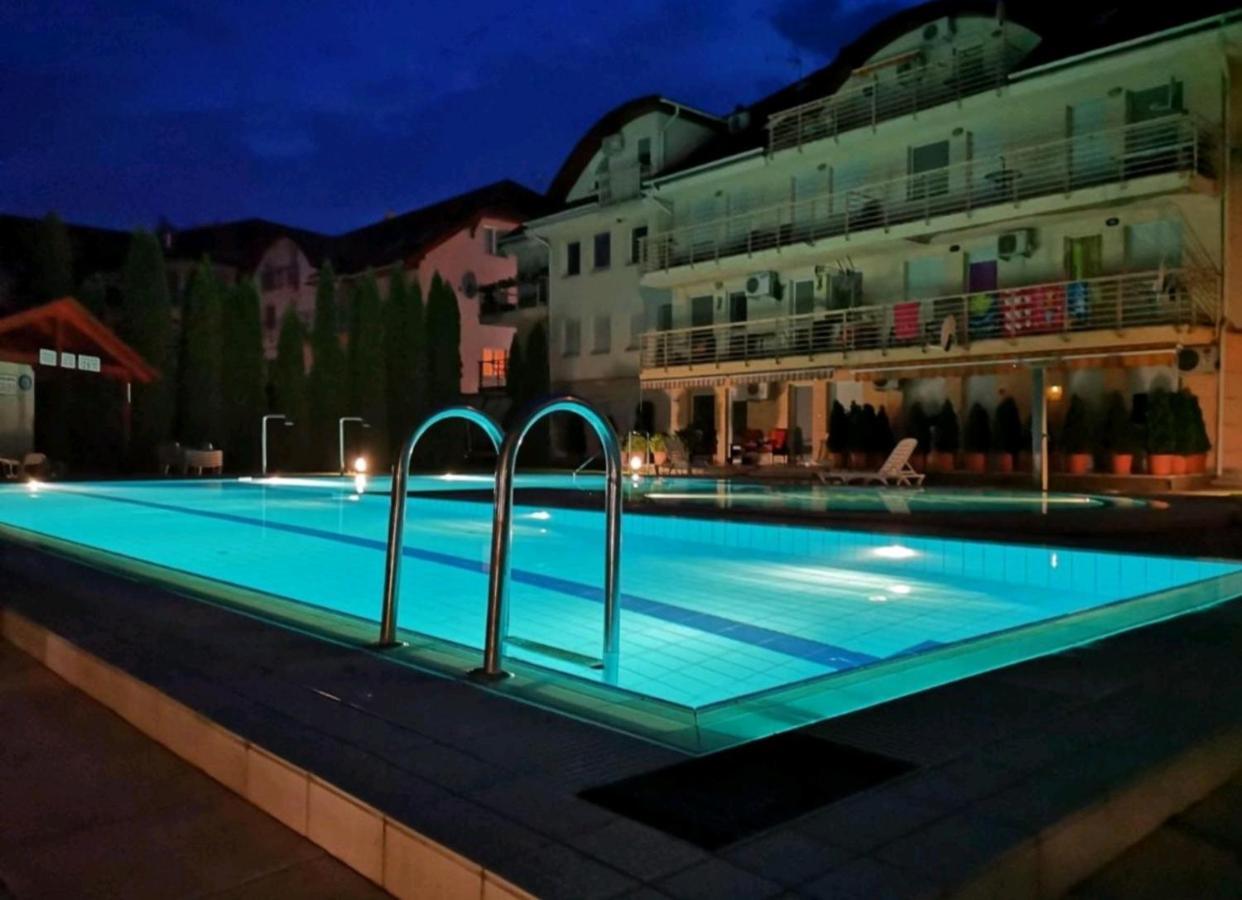 Relax Wellness Studio Hajduszoboszlo Apartment Bagian luar foto