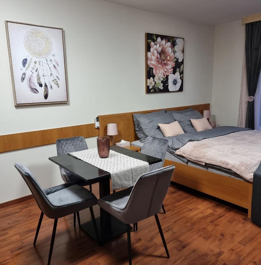 Relax Wellness Studio Hajduszoboszlo Apartment Bagian luar foto