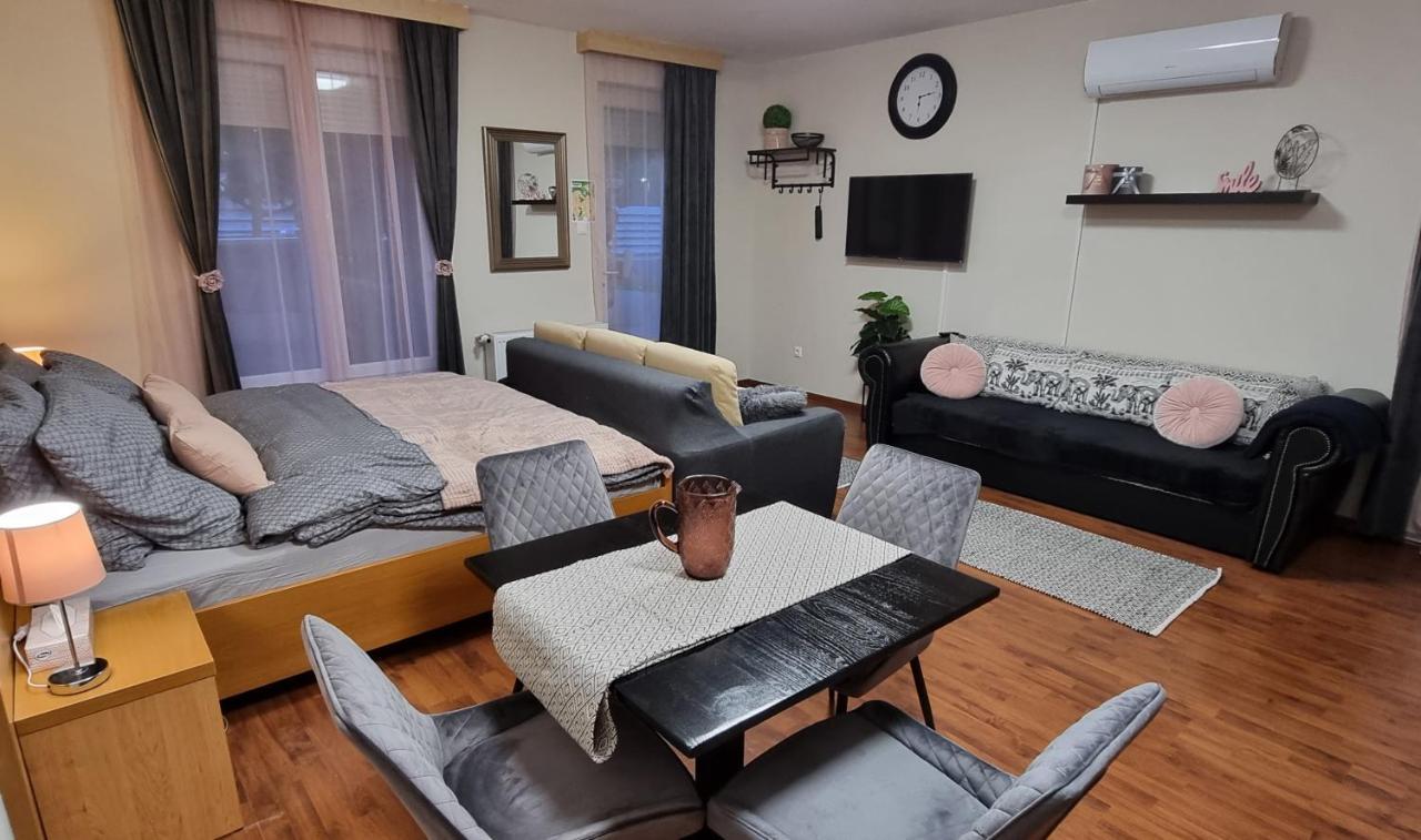 Relax Wellness Studio Hajduszoboszlo Apartment Bagian luar foto