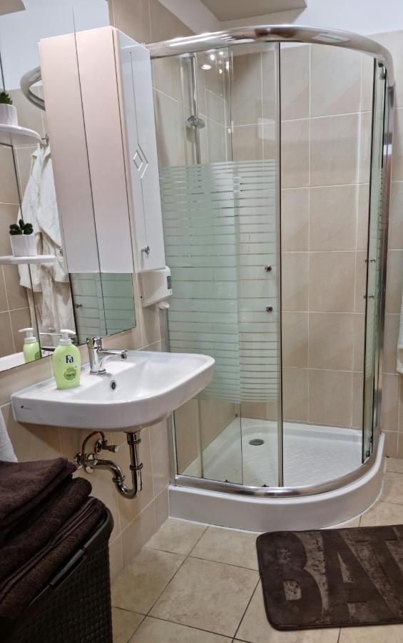 Relax Wellness Studio Hajduszoboszlo Apartment Bagian luar foto