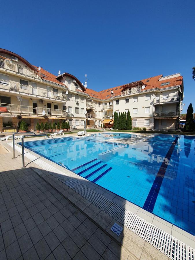 Relax Wellness Studio Hajduszoboszlo Apartment Bagian luar foto